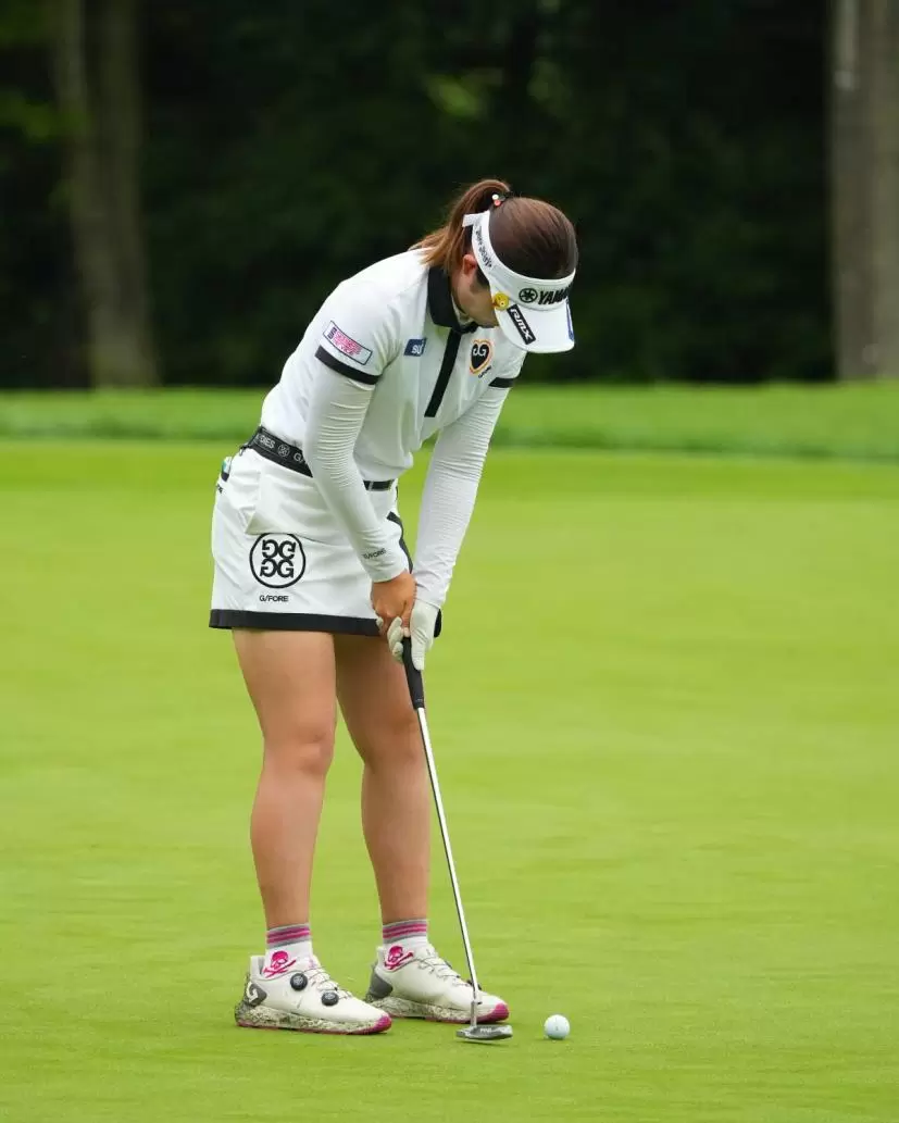 植竹希望のパッティングストローク（斜め後方）