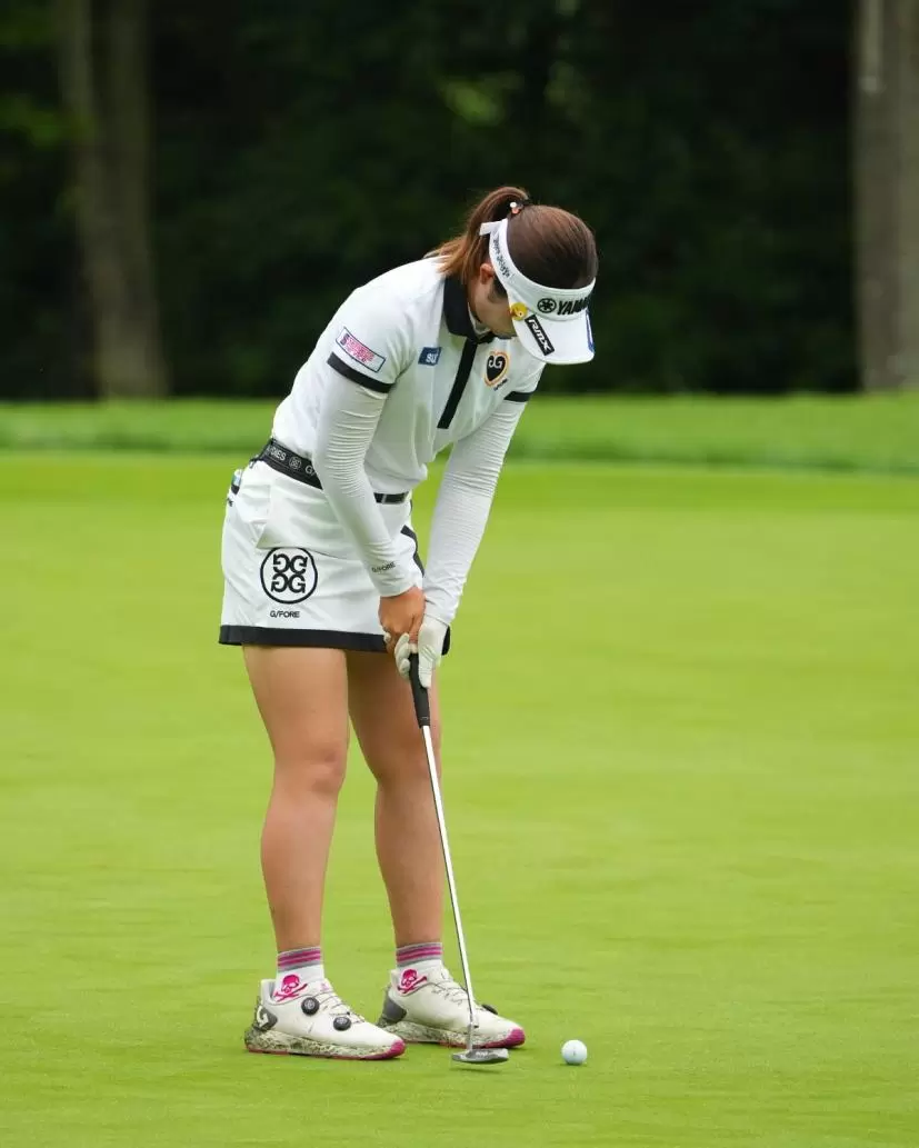 植竹希望のパッティングストローク（斜め後方）