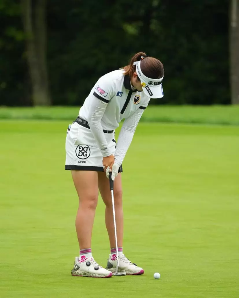 植竹希望のパッティングストローク（斜め後方）