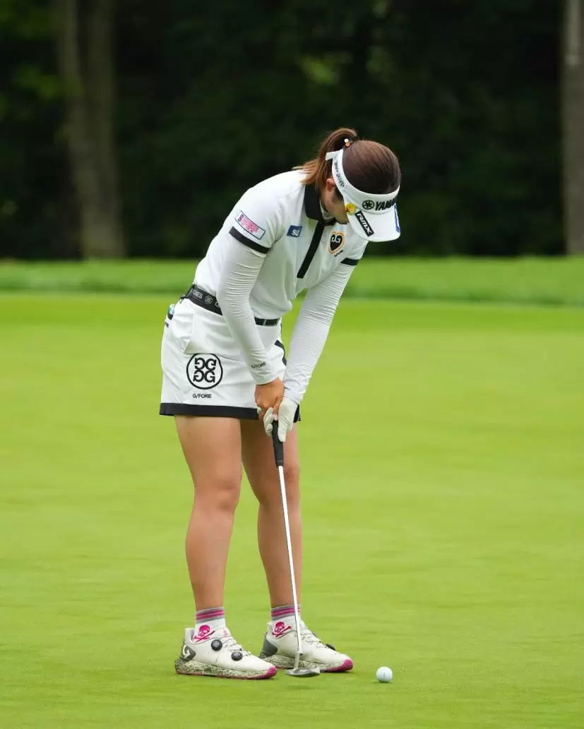 植竹希望のパッティングストローク（斜め後方）