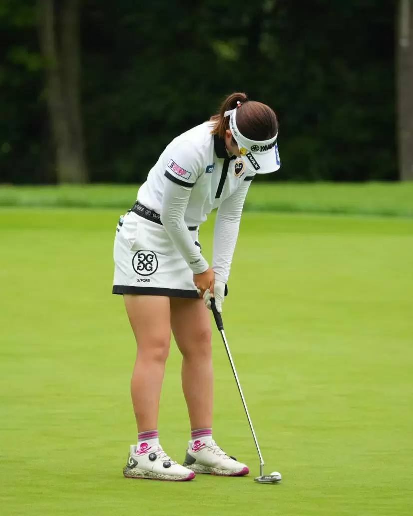 植竹希望のパッティングストローク（斜め後方）