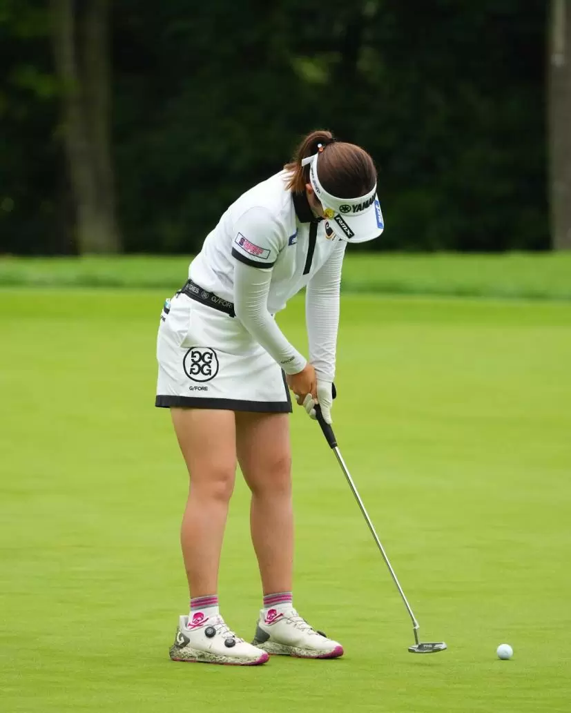 植竹希望のパッティングストローク（斜め後方）