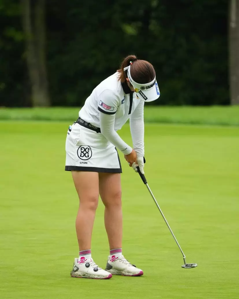 植竹希望のパッティングストローク（斜め後方）