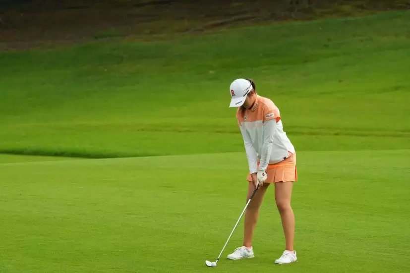 稲見萌寧のアイアンスイング（斜め前方）