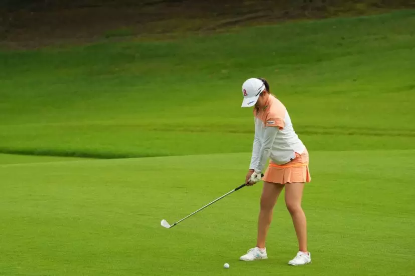 稲見萌寧のアイアンスイング（斜め前方）