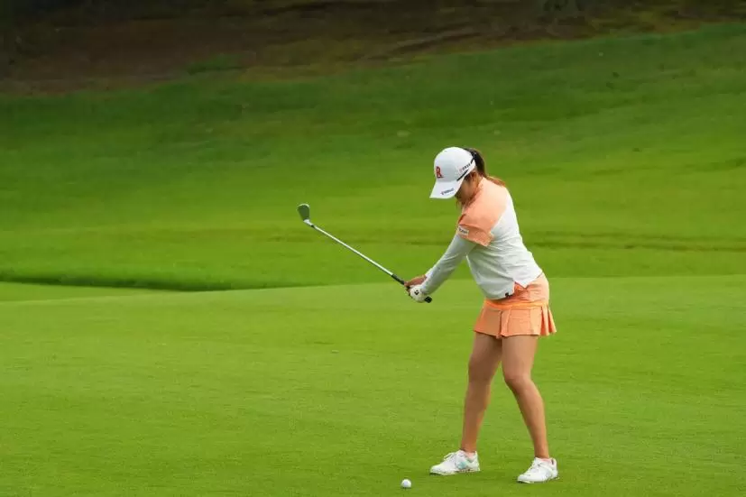 稲見萌寧のアイアンスイング（斜め前方）