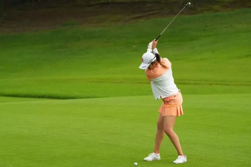 稲見萌寧のアイアンスイング（斜め前方）