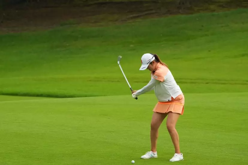 稲見萌寧のアイアンスイング（斜め前方）