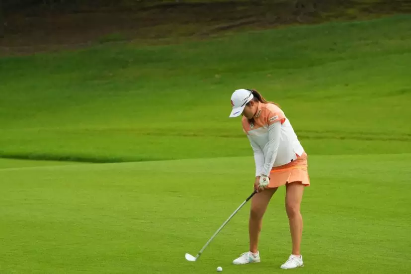 稲見萌寧のアイアンスイング（斜め前方）