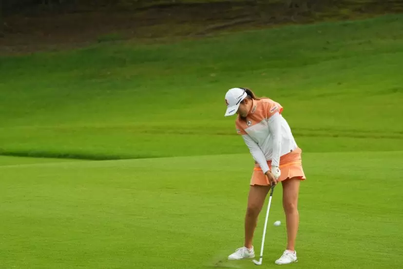 稲見萌寧のアイアンスイング（斜め前方）