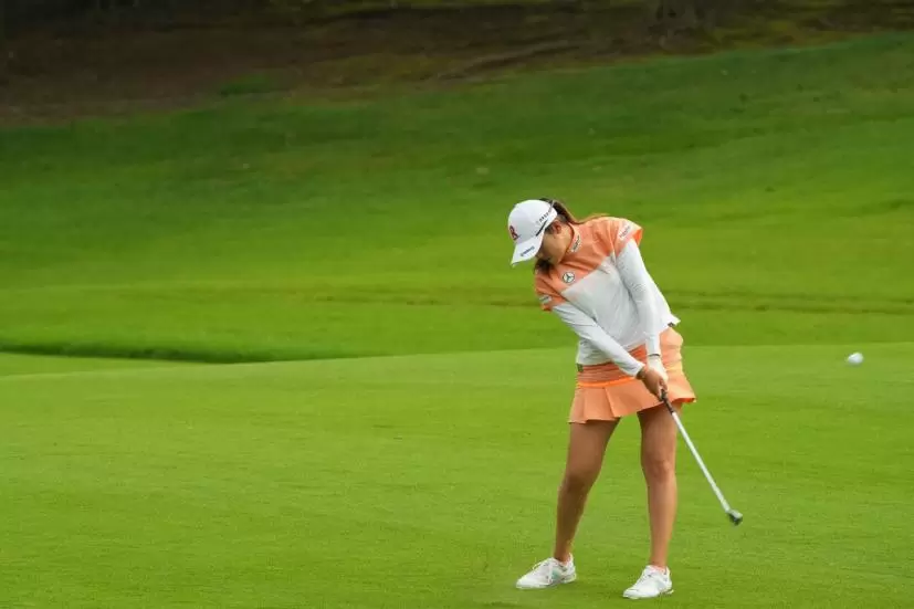 稲見萌寧のアイアンスイング（斜め前方）