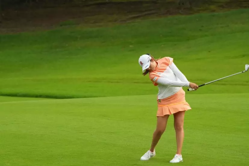 稲見萌寧のアイアンスイング（斜め前方）