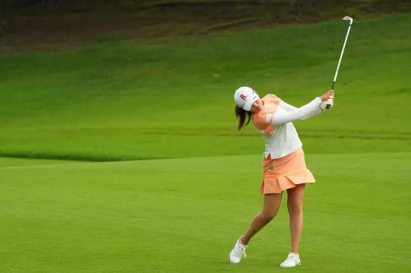 稲見萌寧のアイアンスイング（斜め前方）