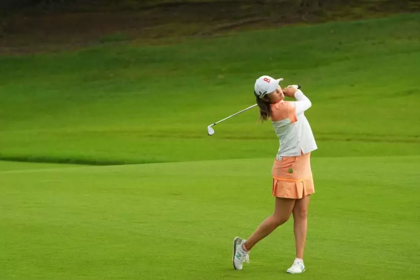 稲見萌寧のアイアンスイング（斜め前方）