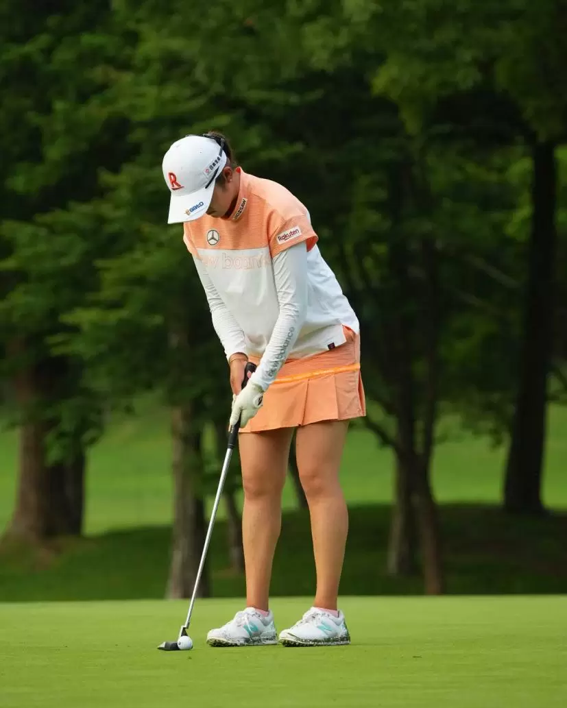 稲見萌寧のパッティングストローク連続写真（斜め前方）