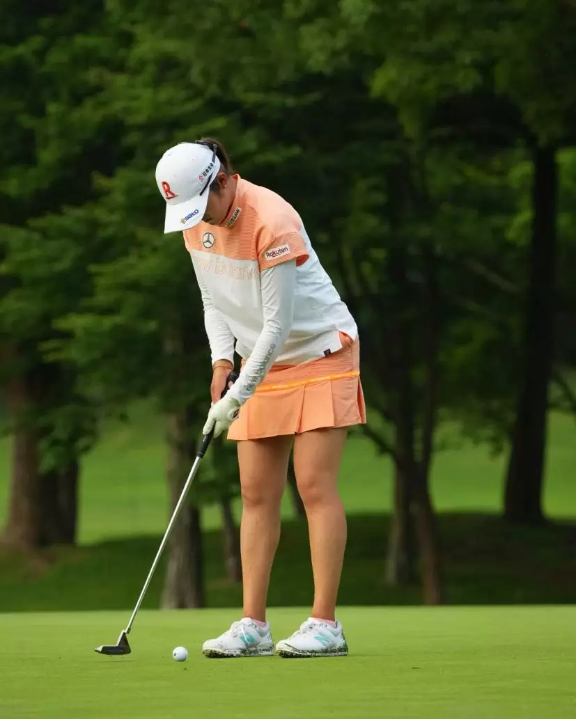 稲見萌寧のパッティングストローク連続写真（斜め前方）