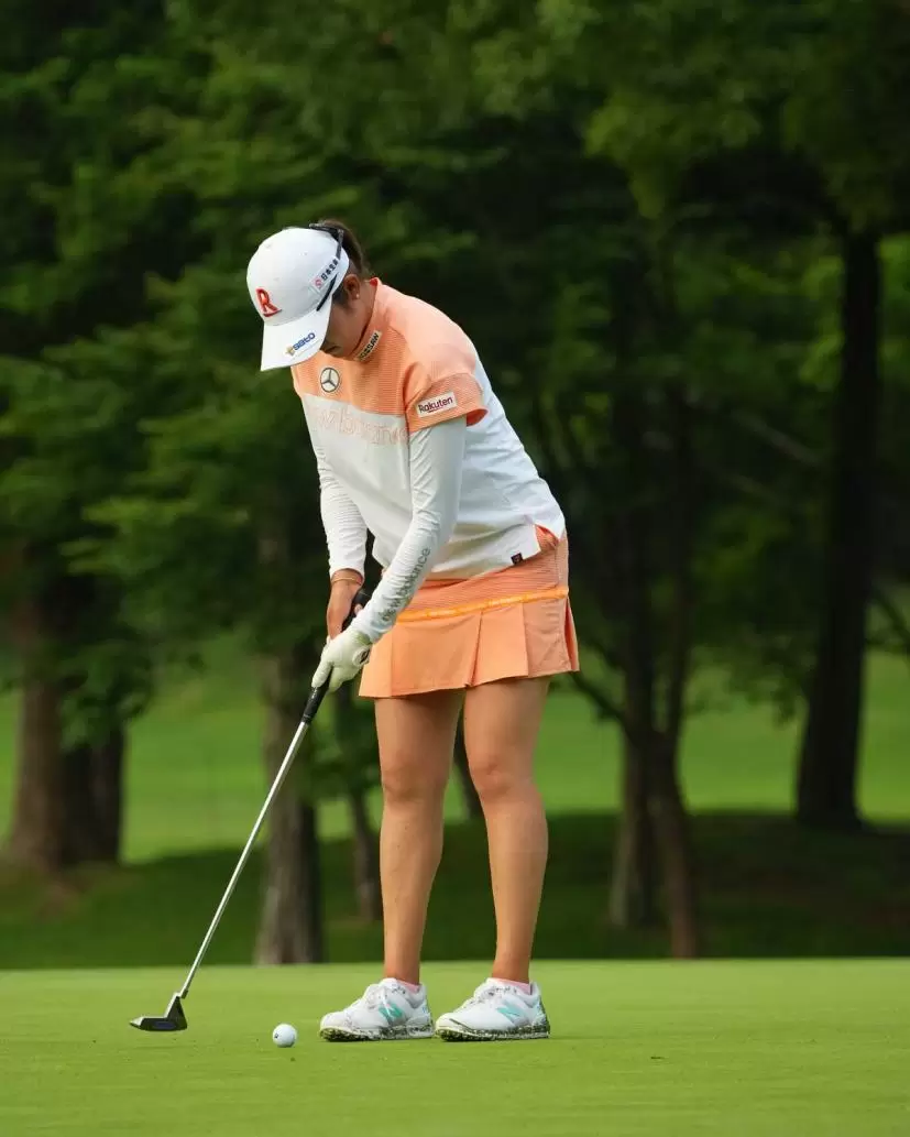 稲見萌寧のパッティングストローク連続写真（斜め前方）