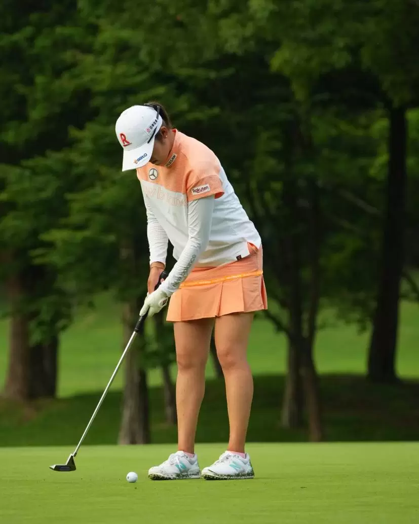 稲見萌寧のパッティングストローク連続写真（斜め前方）