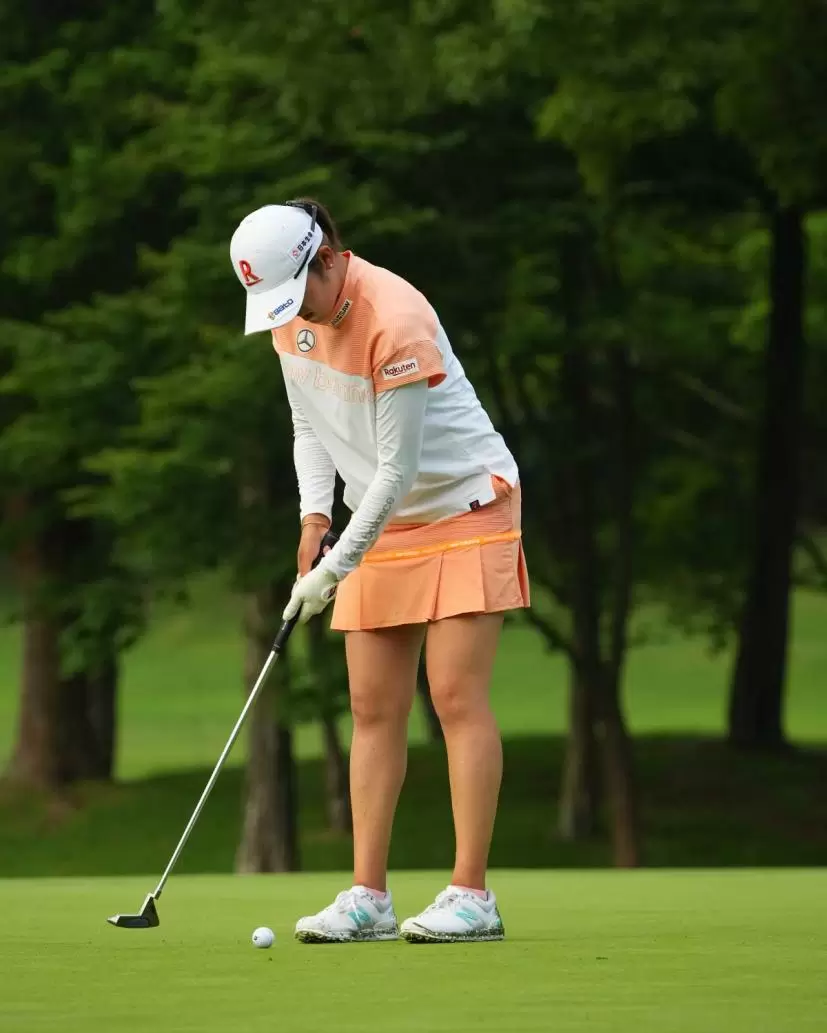 稲見萌寧のパッティングストローク連続写真（斜め前方）