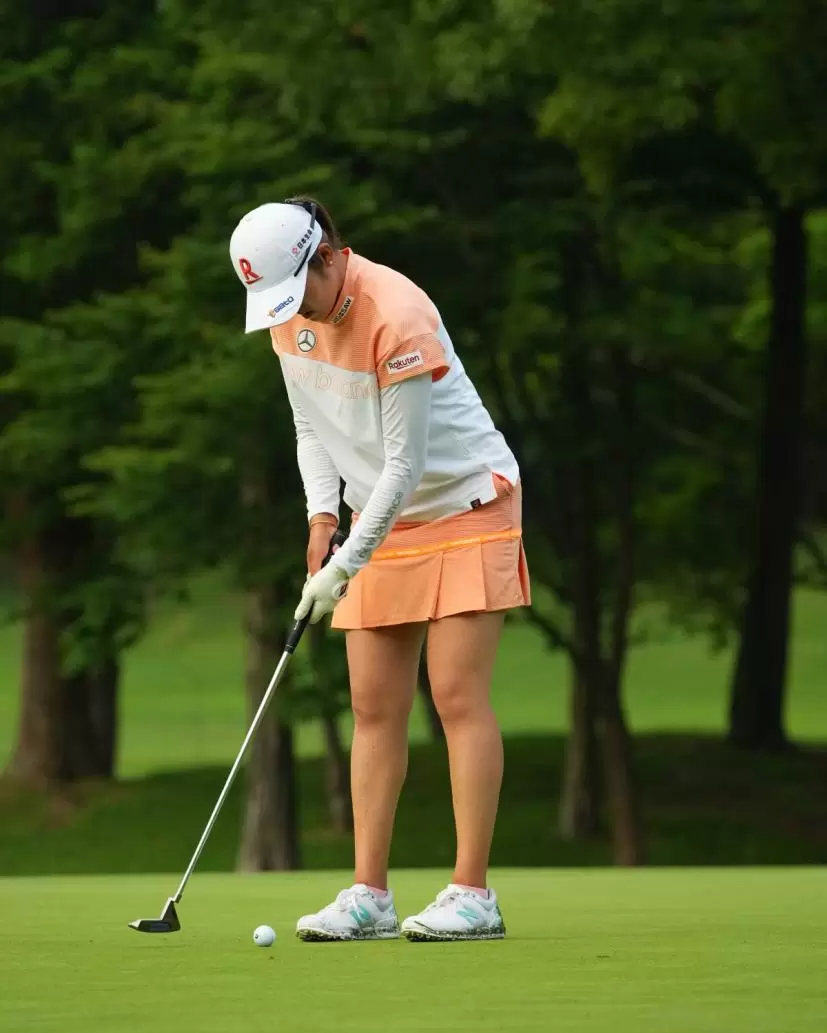 稲見萌寧のパッティングストローク連続写真（斜め前方）