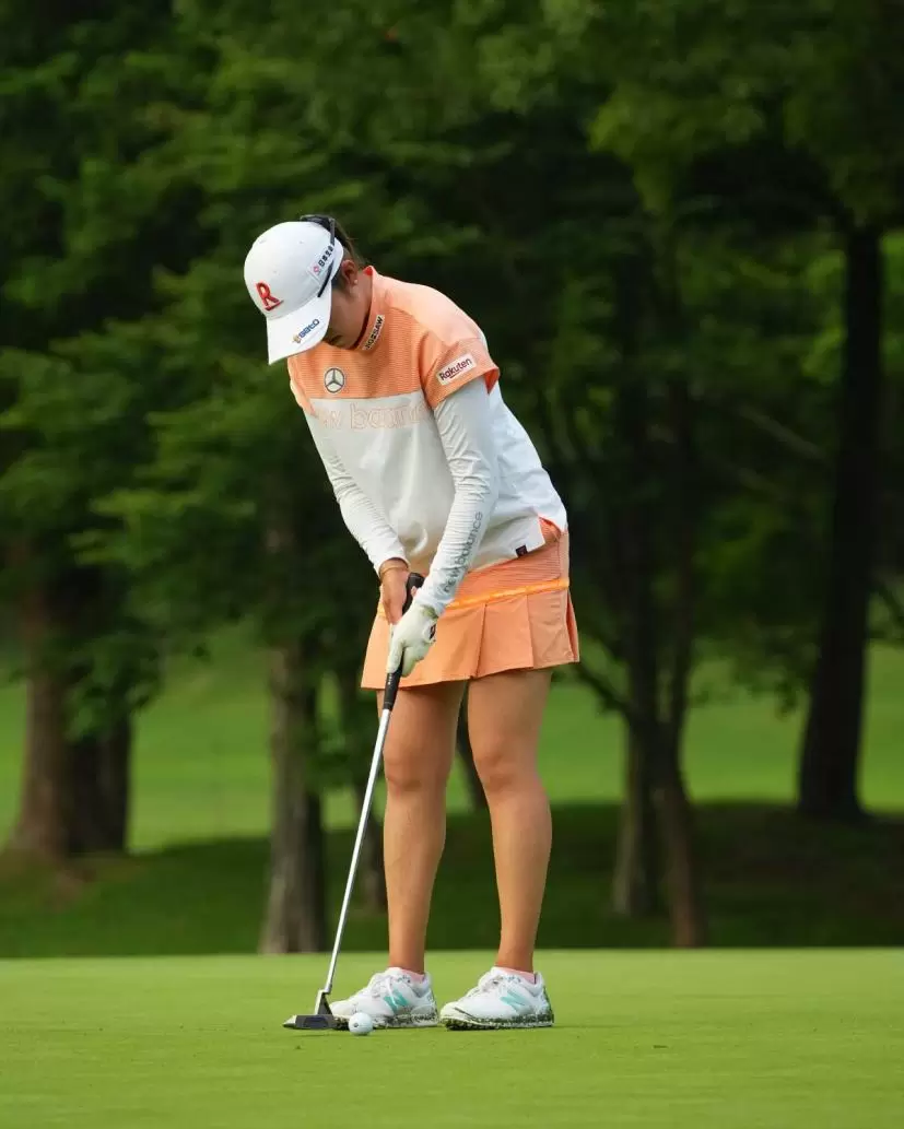 稲見萌寧のパッティングストローク連続写真（斜め前方）