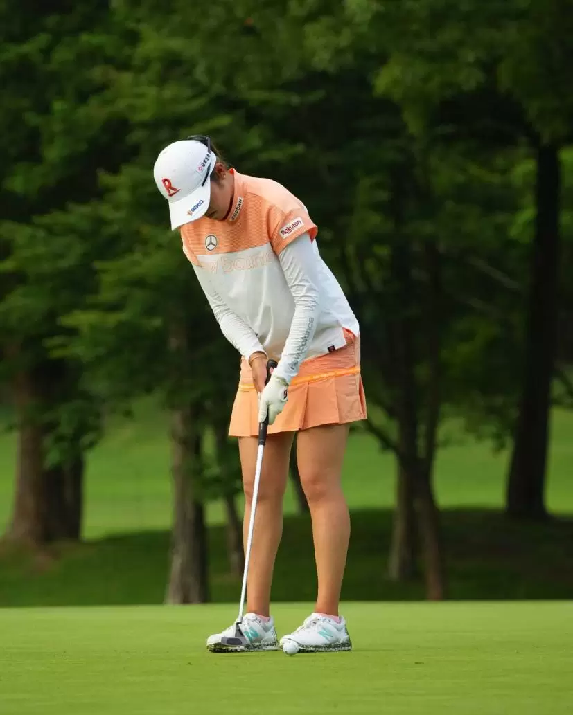 稲見萌寧のパッティングストローク連続写真（斜め前方）