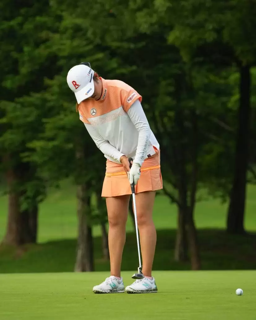 稲見萌寧のパッティングストローク連続写真（斜め前方）