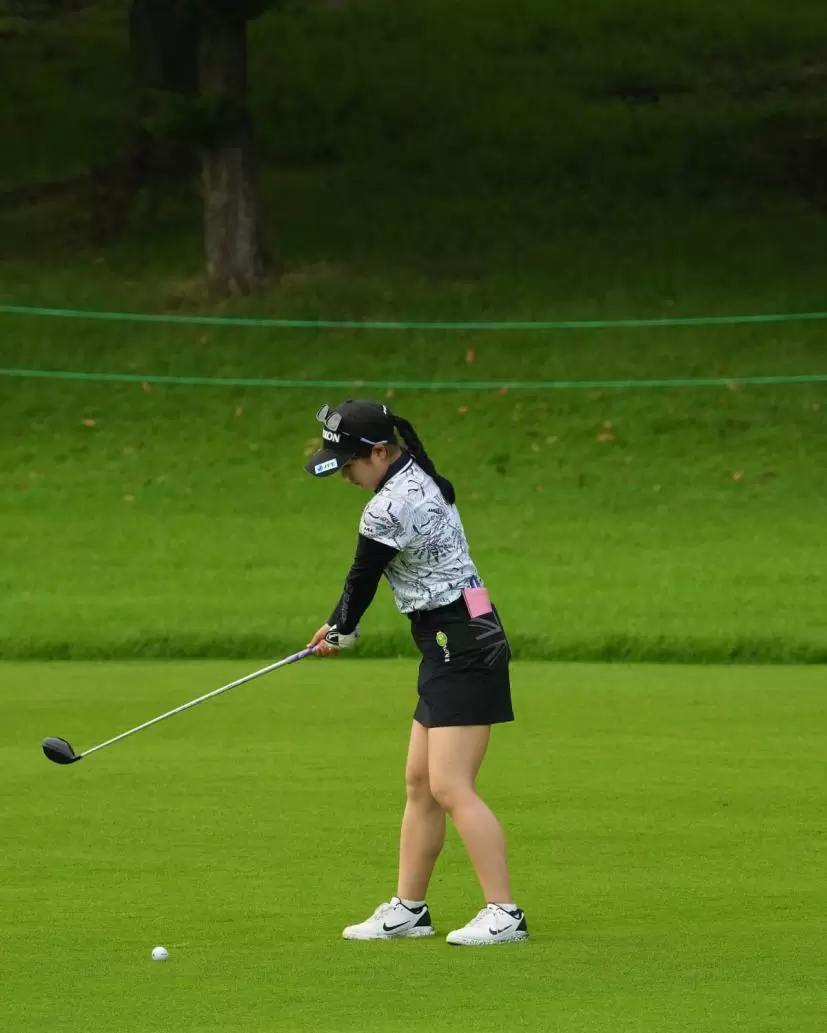 尾関彩美悠のフェアウェイウッドスイング（斜め前方）
