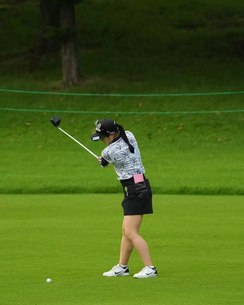 尾関彩美悠のフェアウェイウッドスイング（斜め前方）