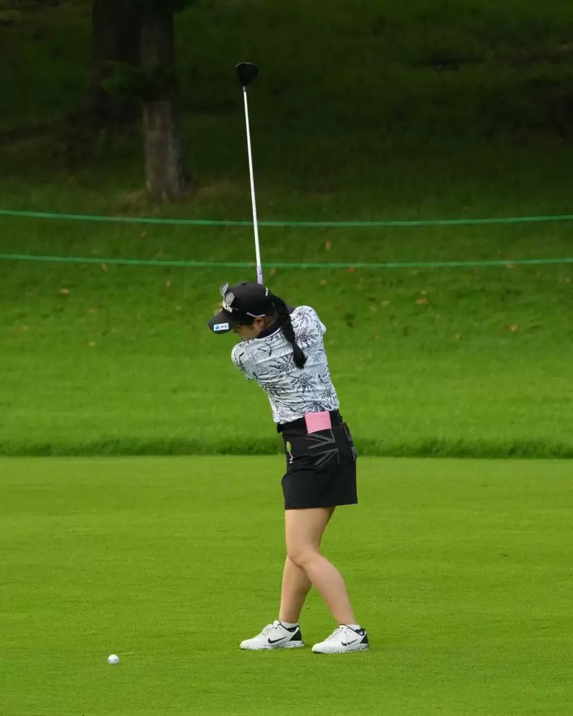 尾関彩美悠のフェアウェイウッドスイング（斜め前方）