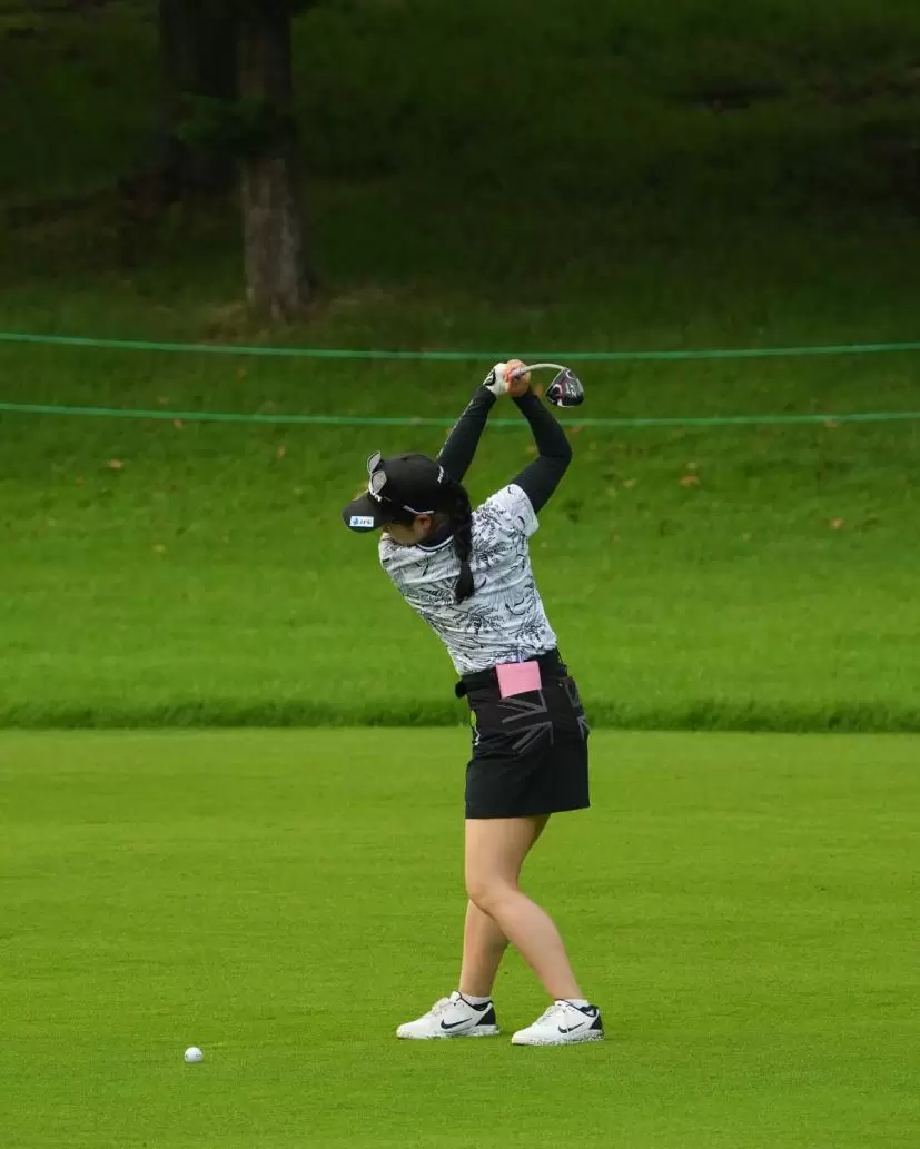 尾関彩美悠のフェアウェイウッドスイング（斜め前方）
