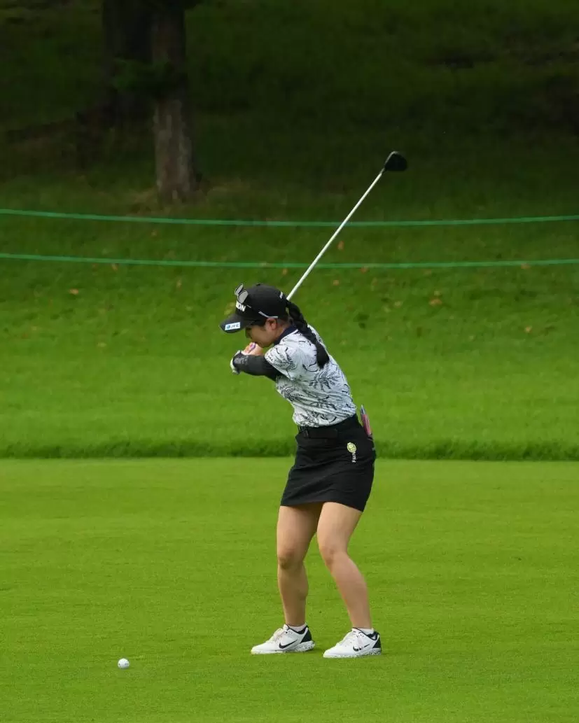 尾関彩美悠のフェアウェイウッドスイング（斜め前方）