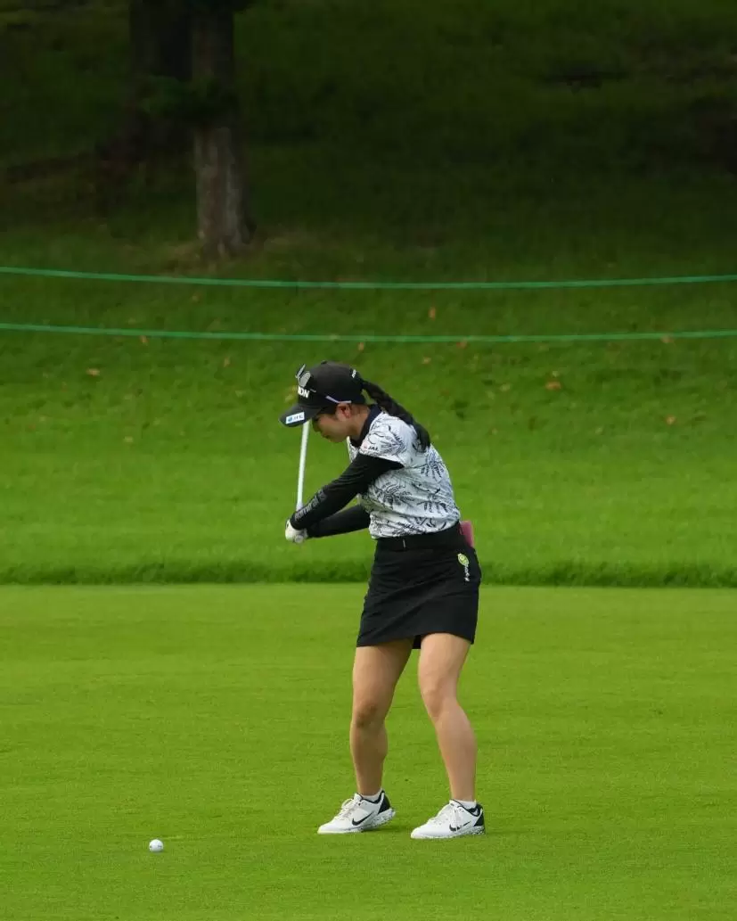 尾関彩美悠のフェアウェイウッドスイング（斜め前方）