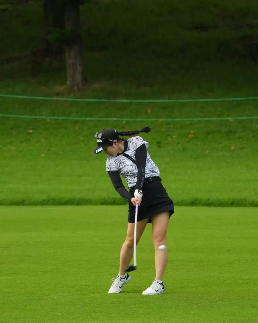 尾関彩美悠のフェアウェイウッドスイング（斜め前方）