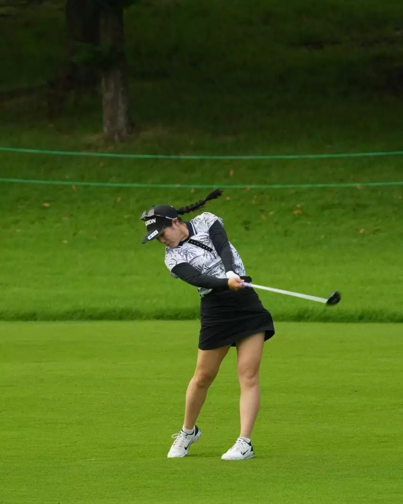 尾関彩美悠のフェアウェイウッドスイング（斜め前方）