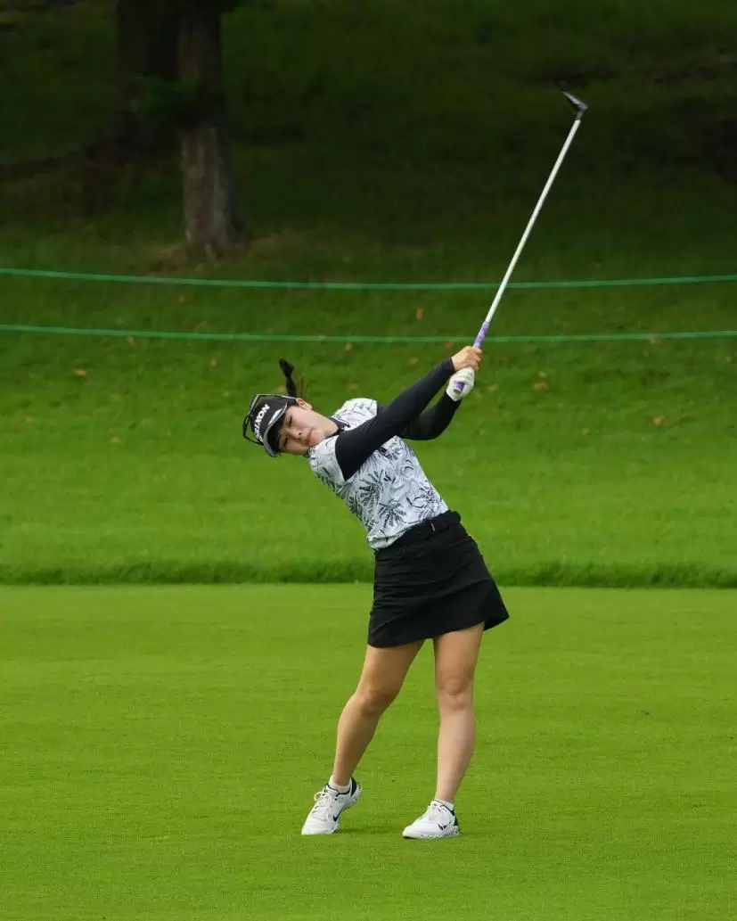 尾関彩美悠のフェアウェイウッドスイング（斜め前方）