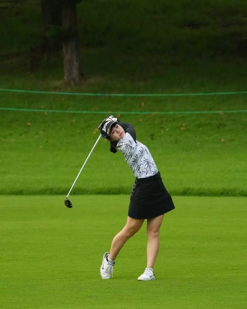 尾関彩美悠のフェアウェイウッドスイング（斜め前方）