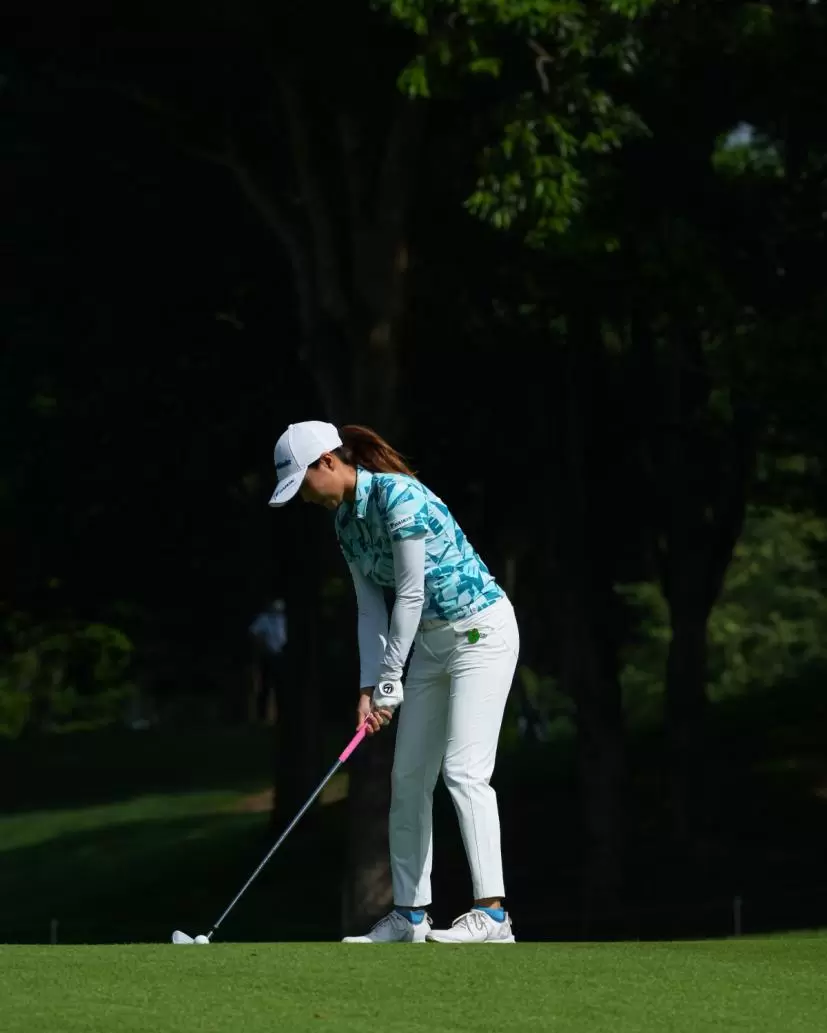 新垣比菜のアイアンスイング（斜め前方）