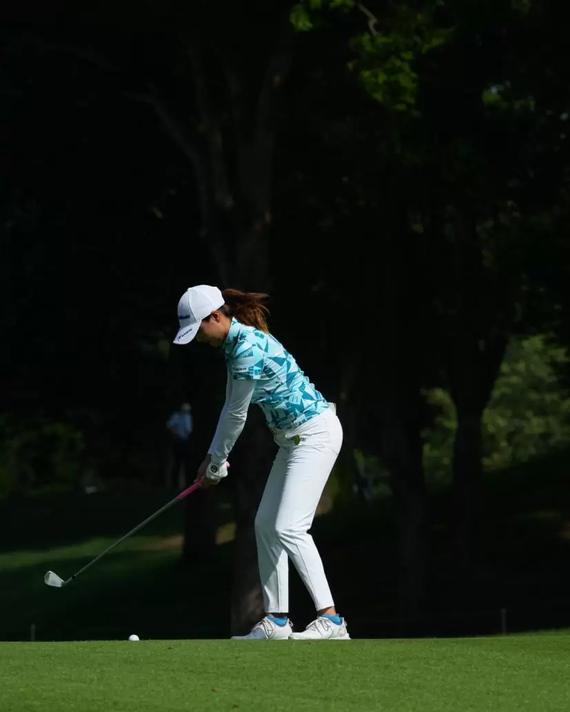 新垣比菜のアイアンスイング（斜め前方）