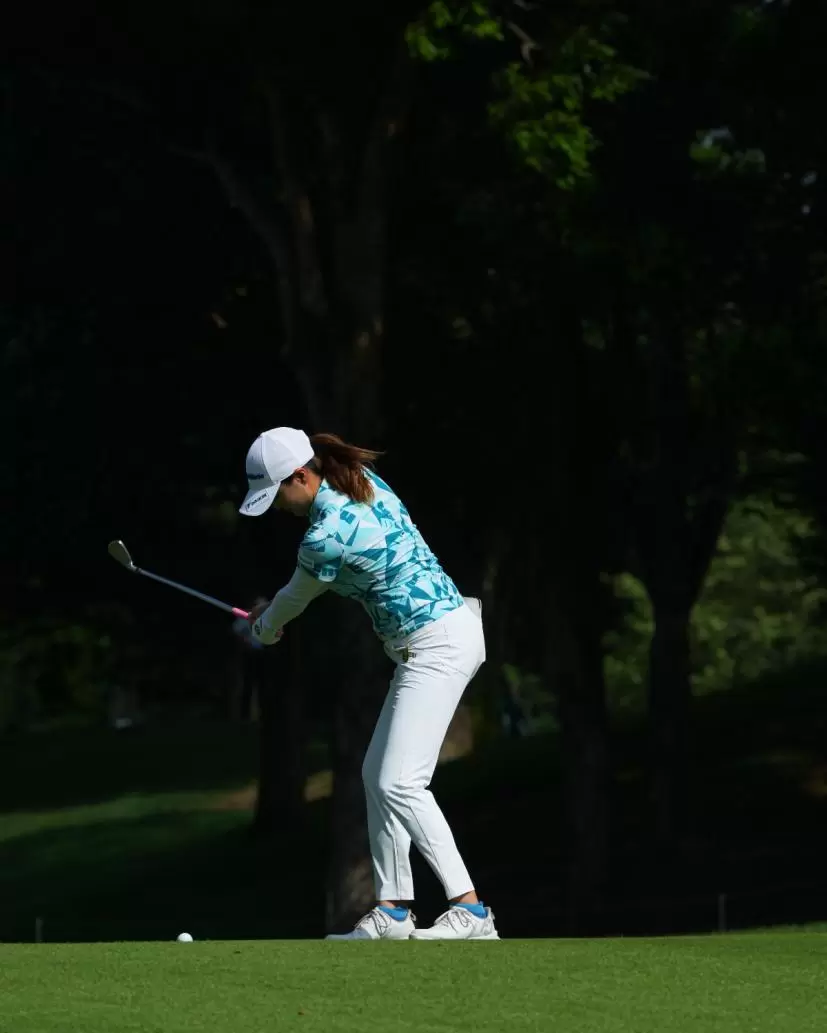 新垣比菜のアイアンスイング（斜め前方）