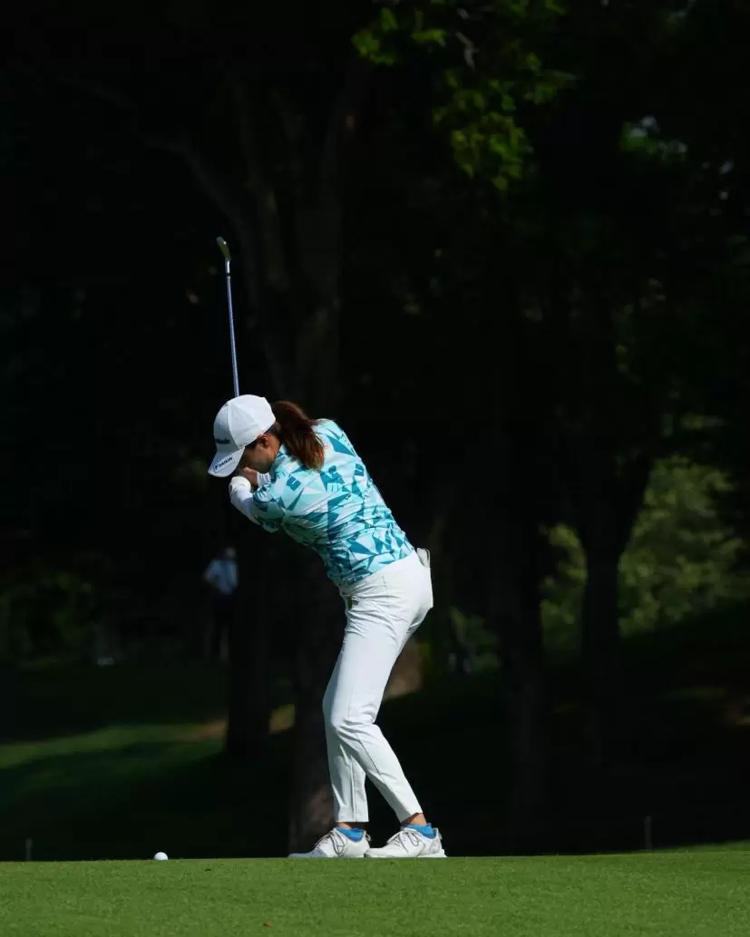 新垣比菜のアイアンスイング（斜め前方）