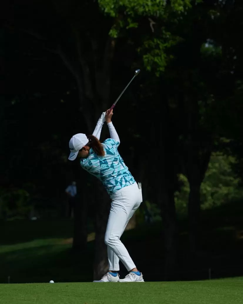 新垣比菜のアイアンスイング（斜め前方）