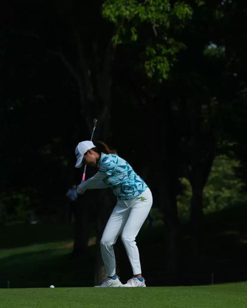 新垣比菜のアイアンスイング（斜め前方）