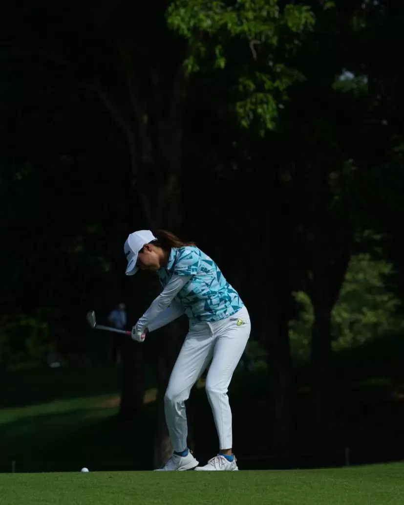 新垣比菜のアイアンスイング（斜め前方）