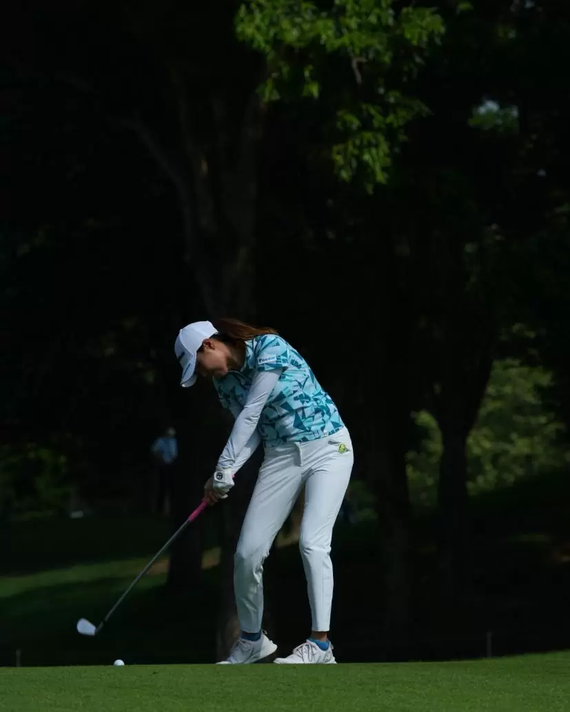 新垣比菜のアイアンスイング（斜め前方）