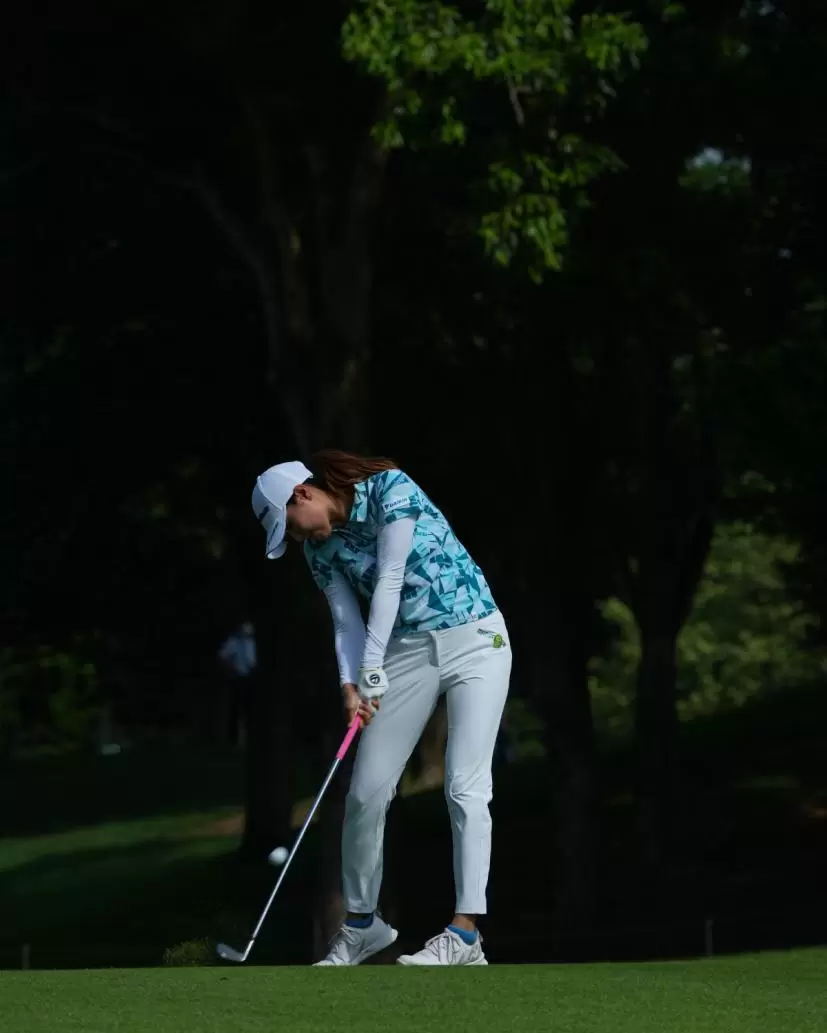 新垣比菜のアイアンスイング（斜め前方）