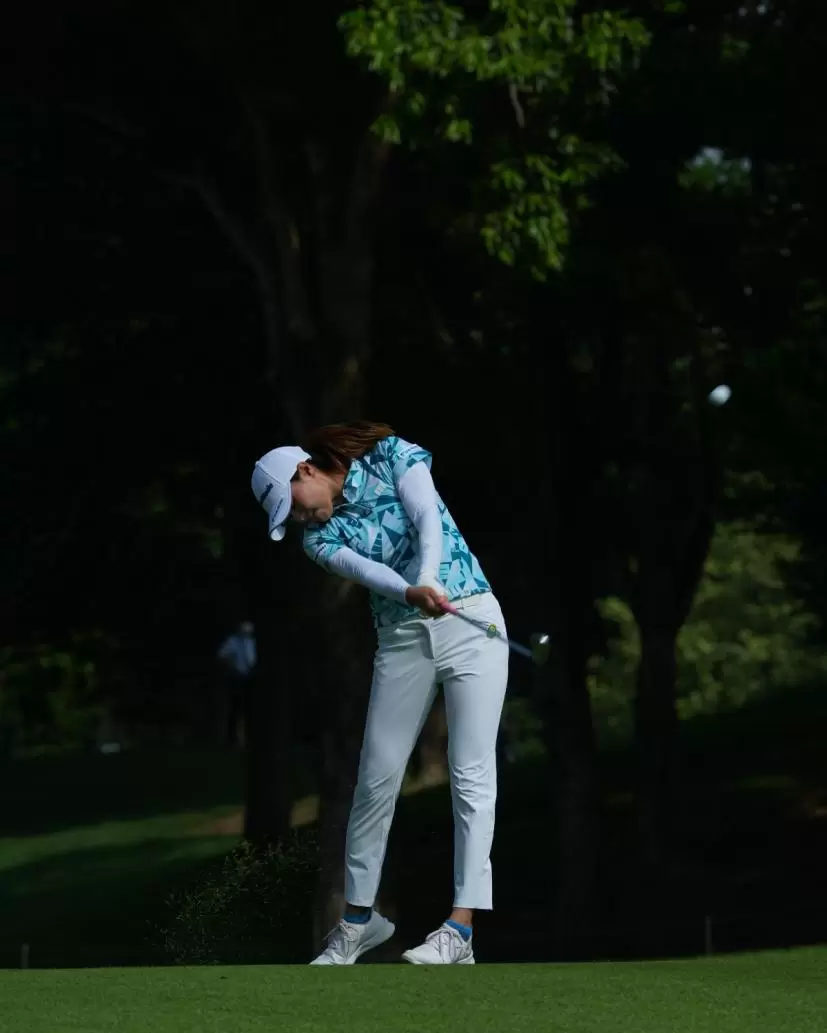 新垣比菜のアイアンスイング（斜め前方）