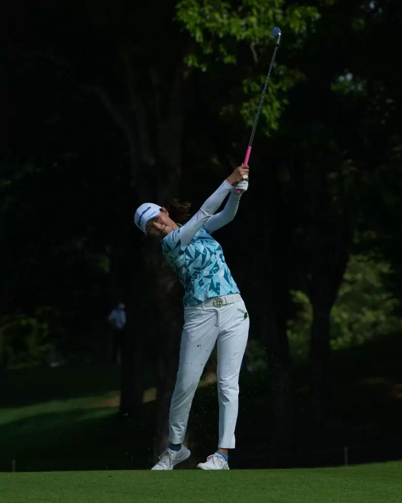 新垣比菜のアイアンスイング（斜め前方）