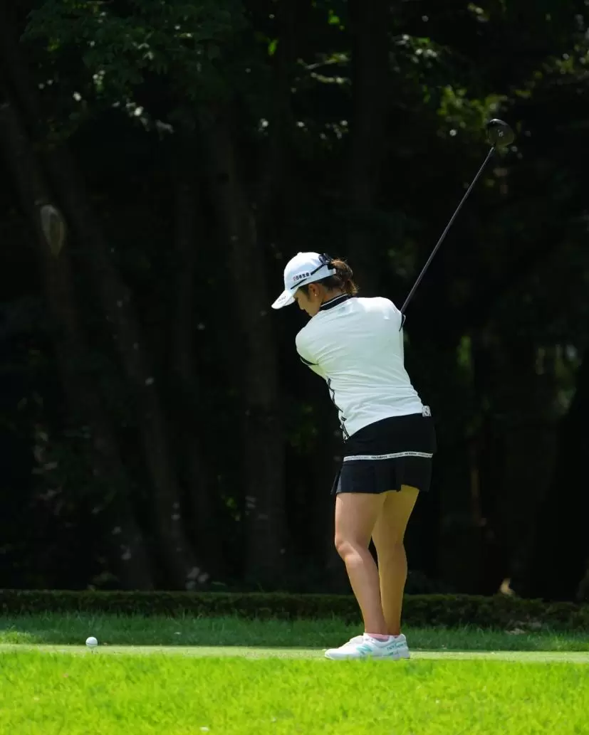 稲見萌寧のドライバースイング（前方）