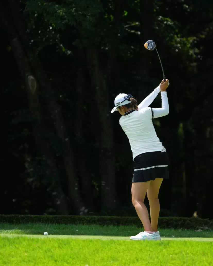 稲見萌寧のドライバースイング（前方）